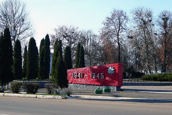 Братская могила в городе Малоархангельск (общий вид)