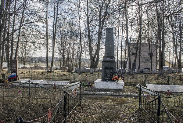 Братская могила в деревне Малые Торошковичи (общий вид)