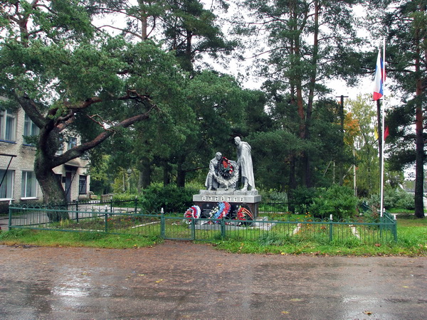 Братская могила в посёлке Кондратьево (общий вид)