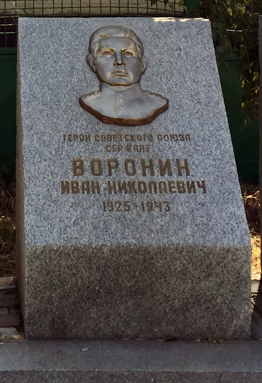Братская могила в селе Каневское (вид 2)