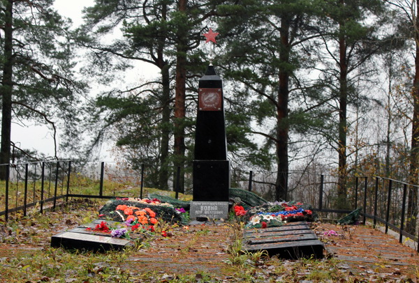 Братская могила в посёлке Лесогорский (общий вид)