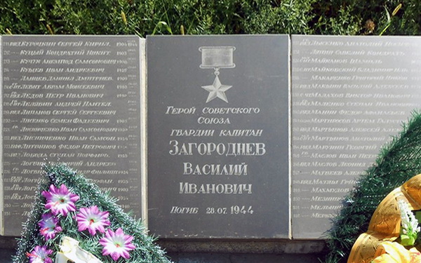 Братская могила в деревне Черновчицы (вид 2)