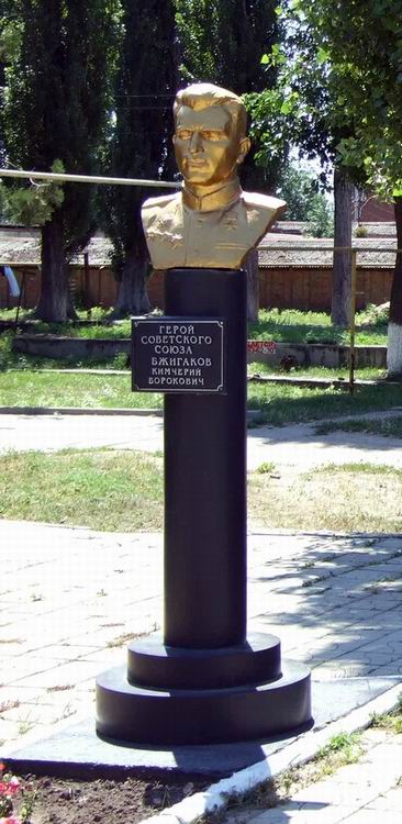 Памятник в посёлке Тлюстенхабль (вид 2)
