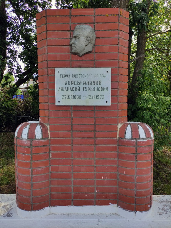 Памятник в селе Киясово (вид 2)