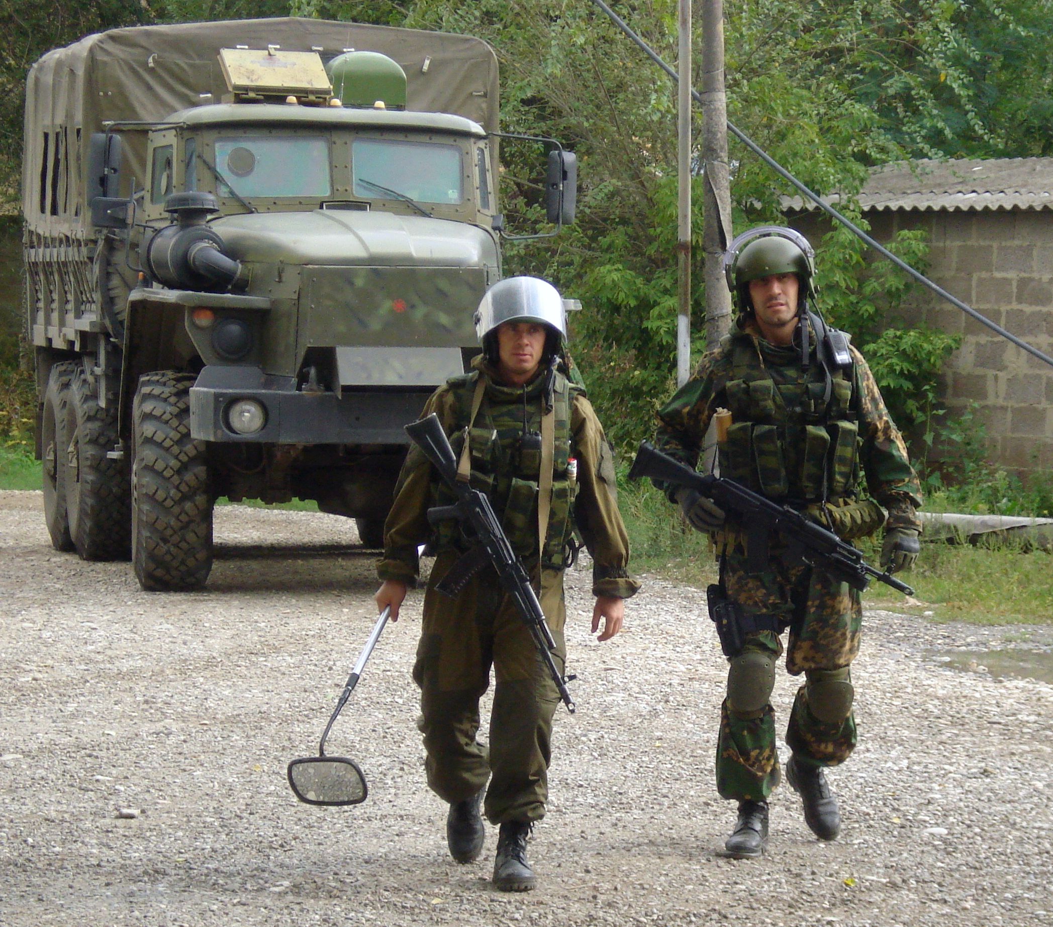 Т.М.Мухутдинов (справа) во время служебной командировки на Северном Кавказе.