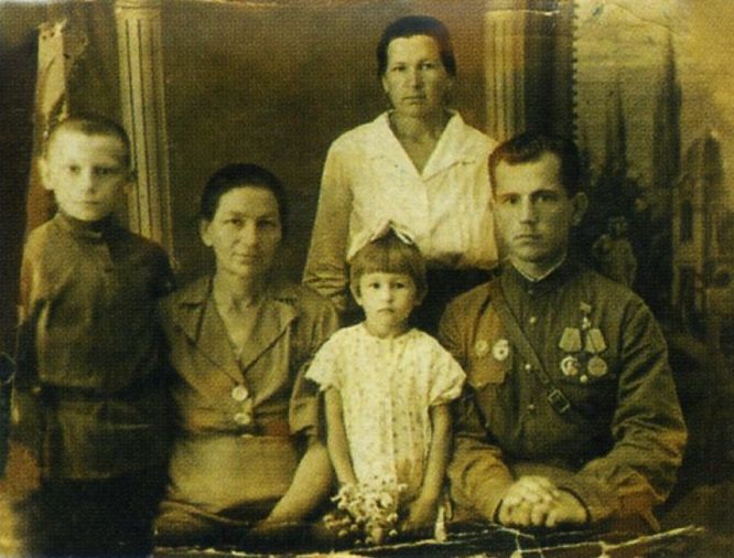 19.06.1944 г. станица Славянская. И.И.Игнатенко с родственниками.