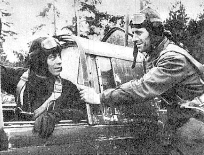 П.К.Андреев и его воздушный стрелок Н.К.Мощенских на своем самолете Ил-2.
