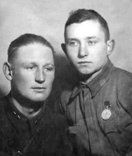 Г.И. Гузанов (справа) с боевым товарищем, 1943 г.