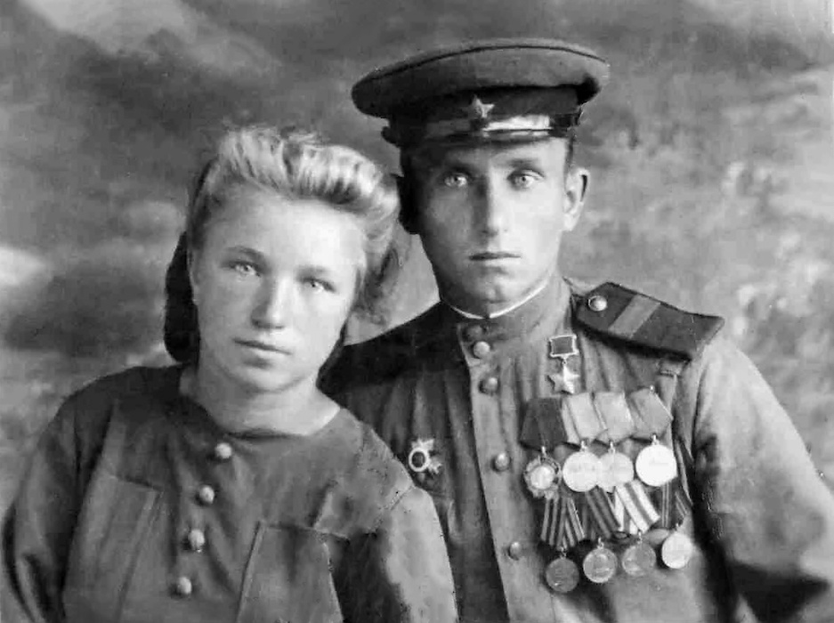 Г.И. Гузанов с сестрой, 1946 год