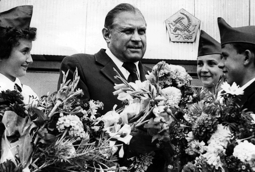 Н.Т.Юрченко на встрече с пионерами Гиряво-Исковской средней школы. Март 1985 года.