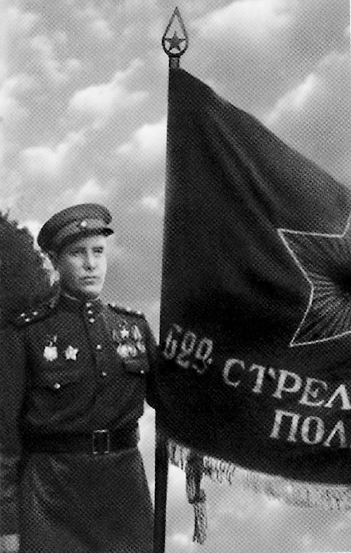 А.К.Кортунов со знаменем своего полка