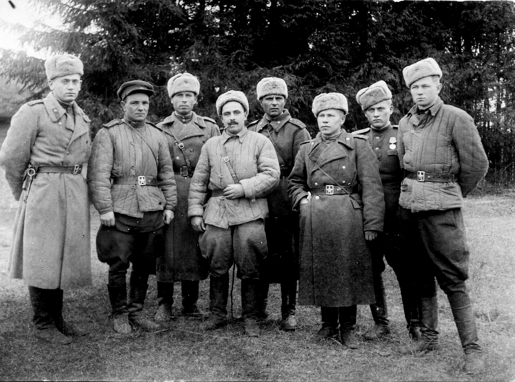 З.Х.Хабибуллин с офицерами полка