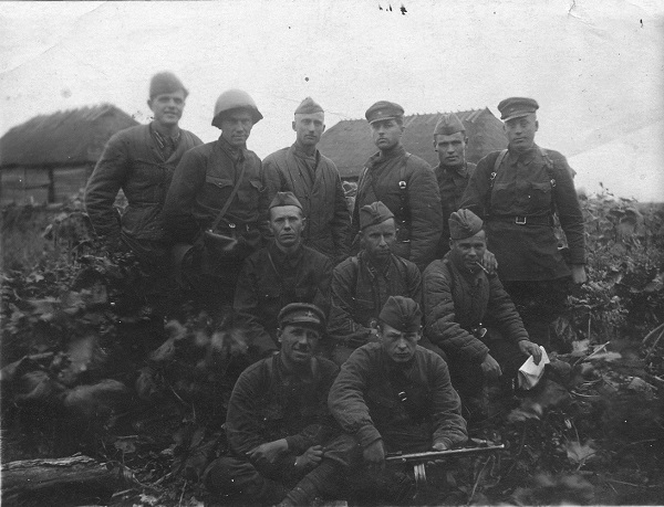 Г.Г. Тарасов с группой бойцов (1941 год)