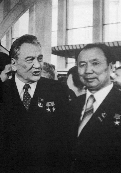 К. Акназаров и Д. Кунаев