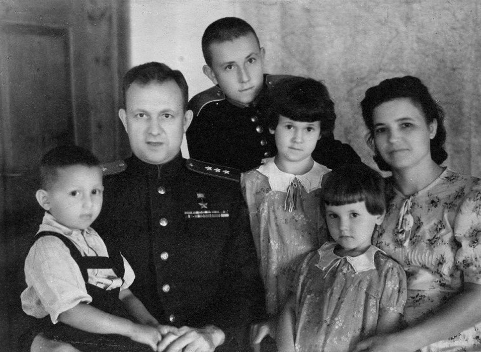 Т.Т. Хрюкин с семьёй, 1944 год