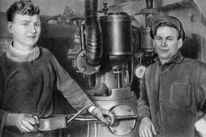 Машинист Н.С.Шарыпов (слева) и третий механик В.С.Алферов.