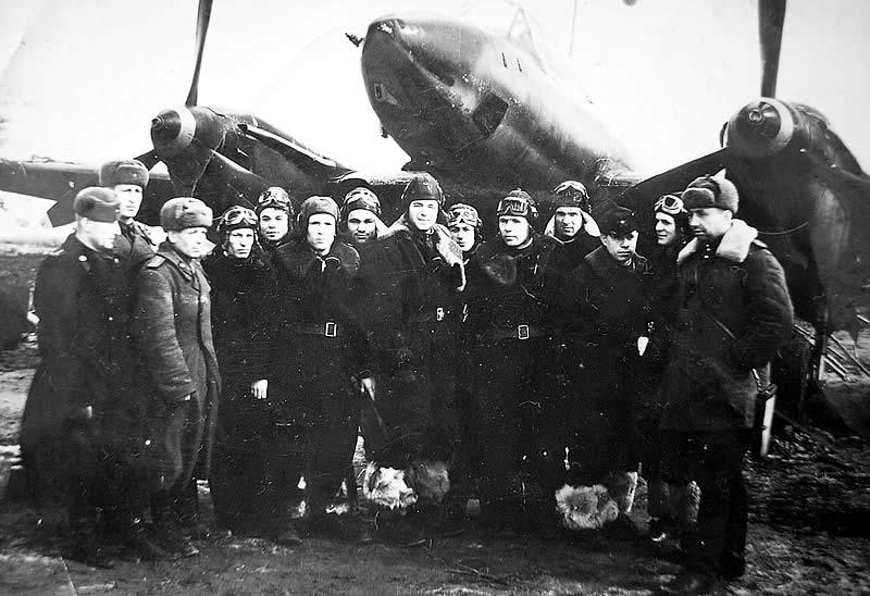 Лётчики 3-й эскадрильи у самолёта Пе-2. 1943 год.