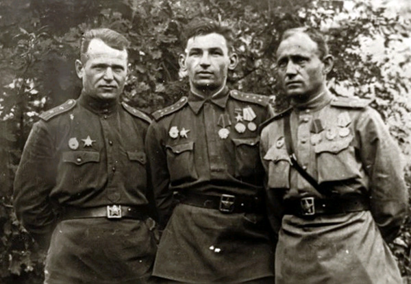 В.В.Решетников с однополчанами, 1943 год