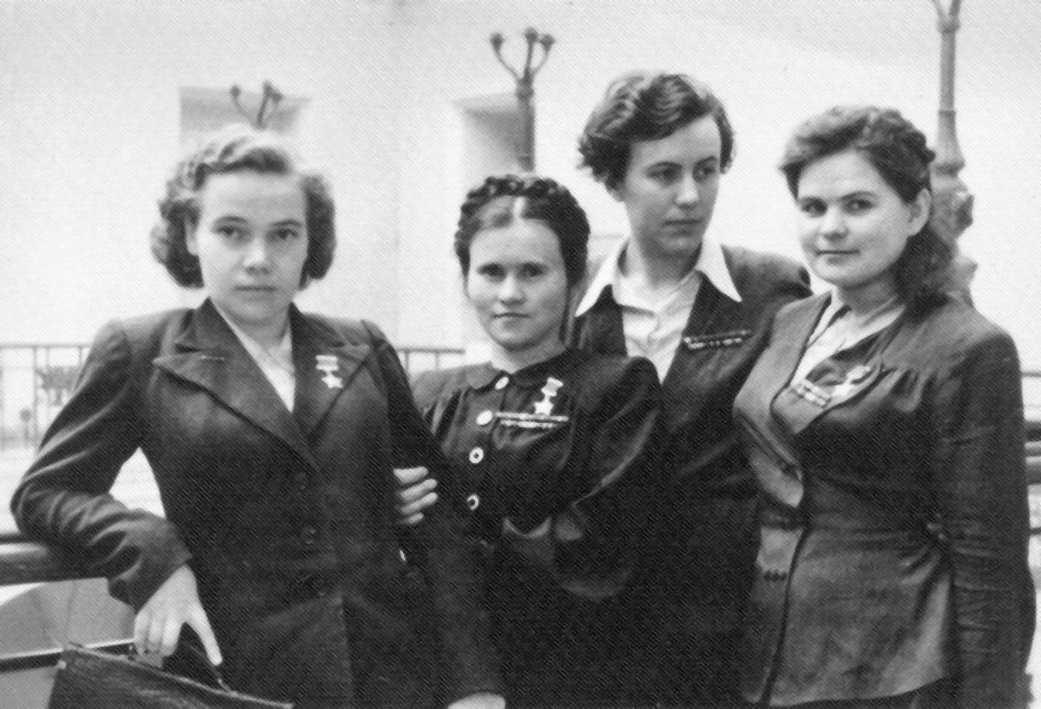 Е.Б. Пасько с подругами, 1947 год