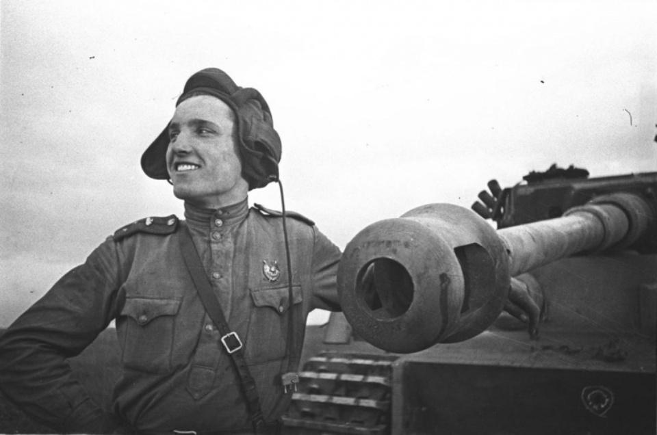 И.А. Шевцов возле подбитого его экипажем немецкого танка