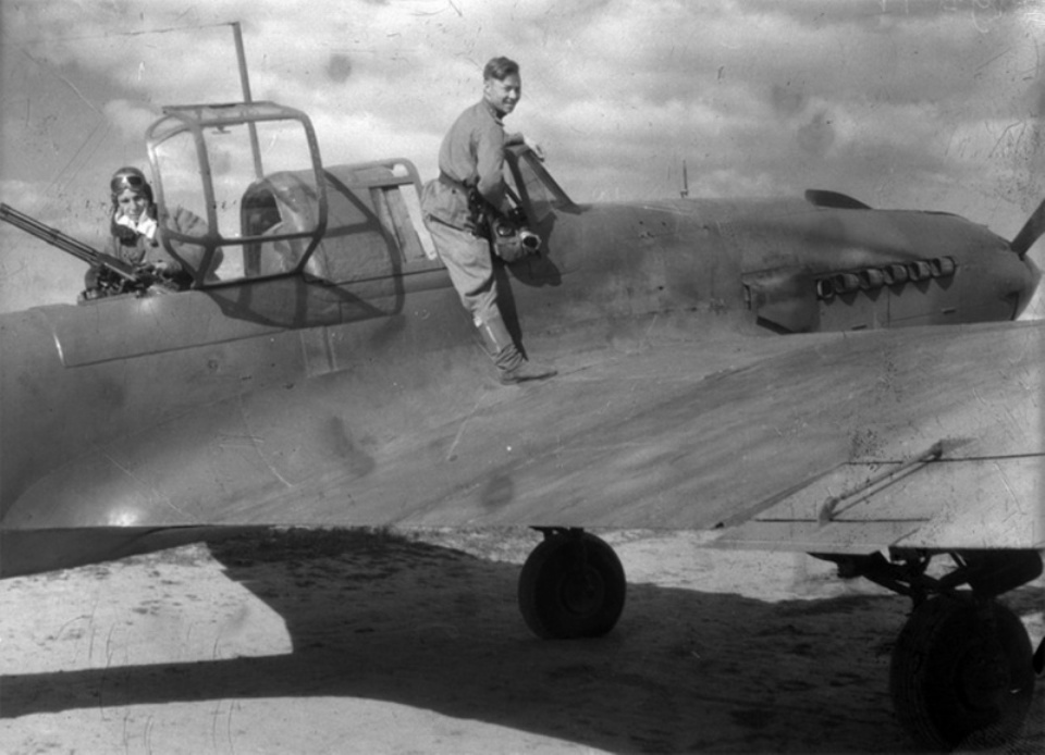 С.М. Федяков на крыле своего самолета
