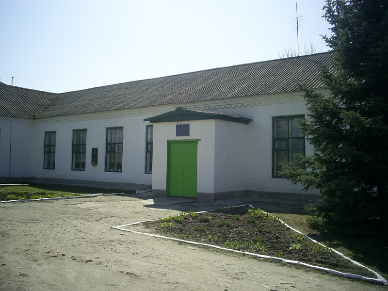 Мемориальная доска в селе Парасковея (общий вид)