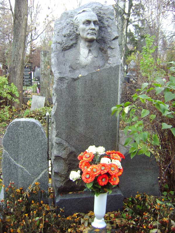 Надгробный памятник (вид 2)