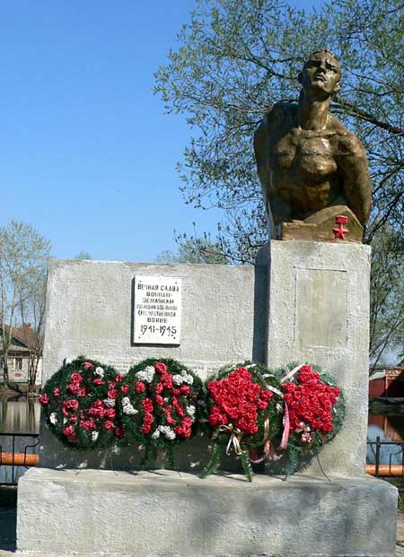 Памятник в деревне Кузьминка