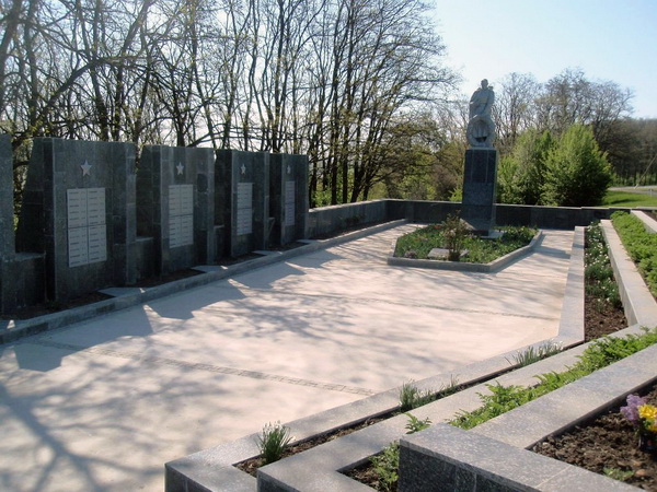 Братская могила в селе Войсковое (общий вид)
