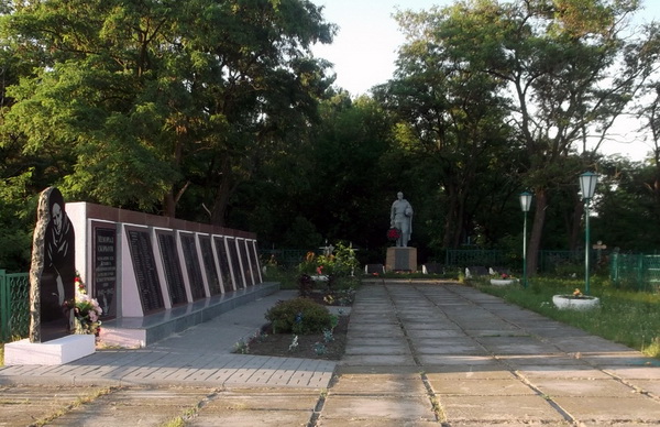 Братская могила в селе Жукин (общий вид)