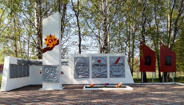 Памятник в селе Кочетовка (общий вид)