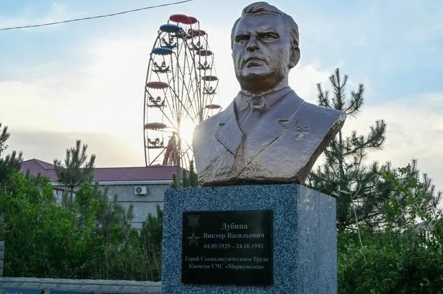 Бюст в селе Белосарайская Коса 