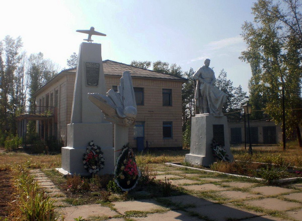 Братская могила в селе Половинкино (общий вид)