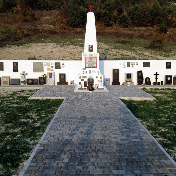 Братская могила в селе Черноречье (общий вид)