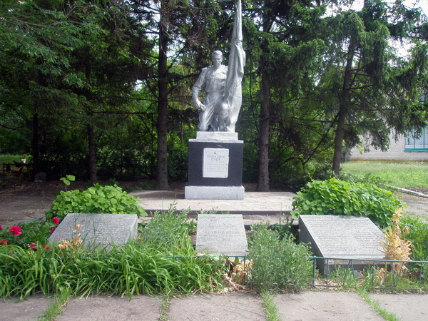 Братская могила в селе Новомилорадовка (общий вид)