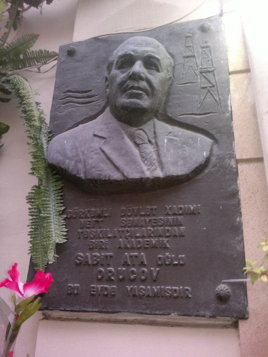 Мемориальная доска в Баку