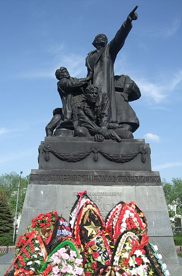 Памятник в Вязьме