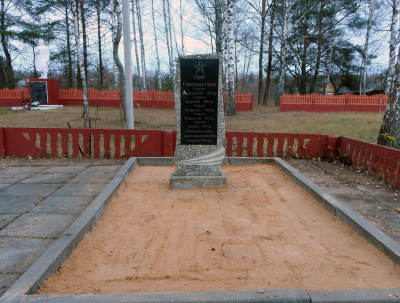 Братская могила в деревне Верейцы (вид 3)