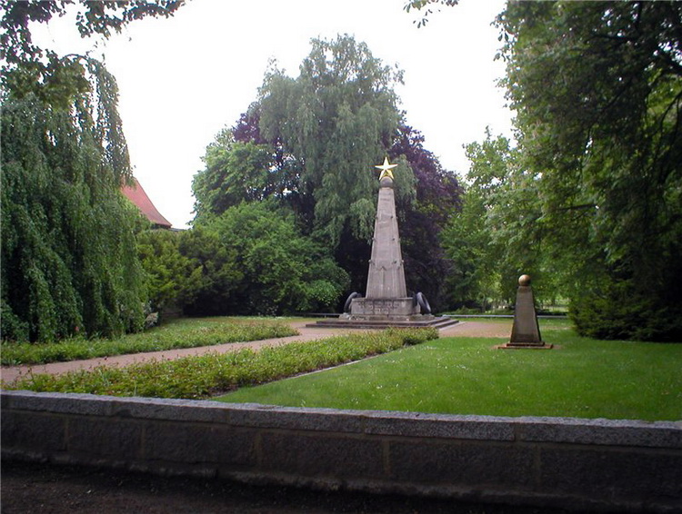 Воинское кладбище в городе Бернау (общий вид)