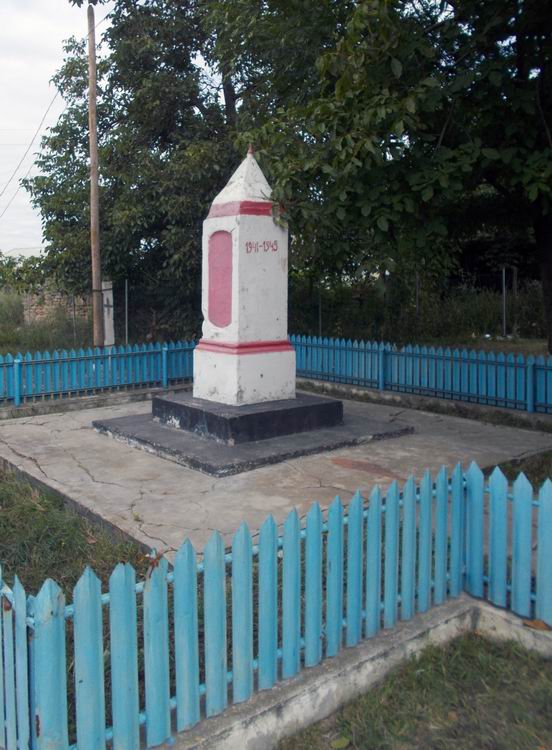 Памятник в селе Распопены (старый)