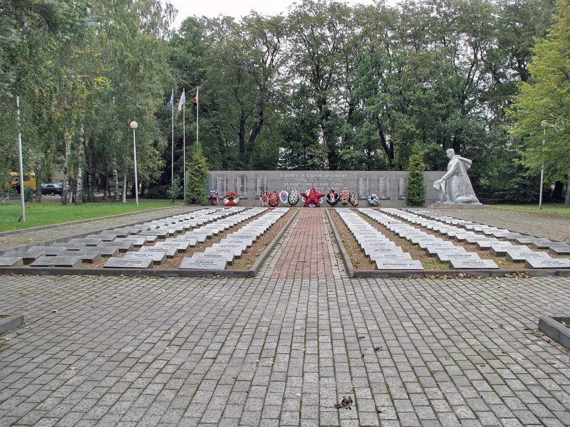 Братская могила в городе Приморск (общий вид)