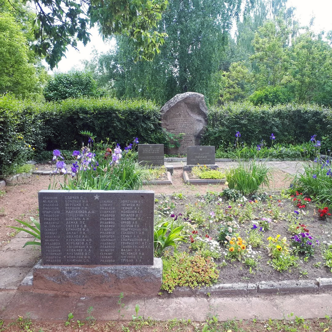 Братская могила в посёлке Тирайне (общий вид)