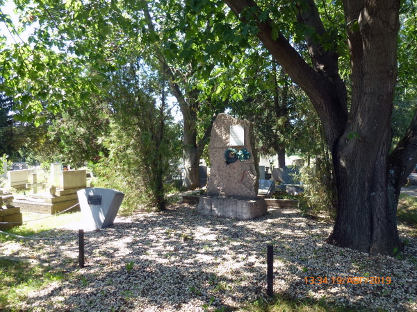 Братская могила в городе Орослань (общий вид)