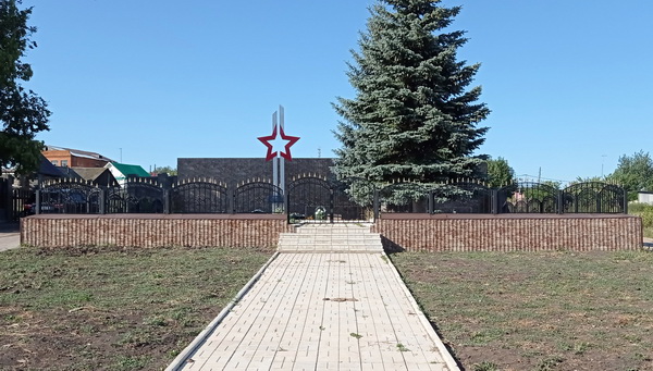 Мемориал в селе Красная Горка (общий вид)