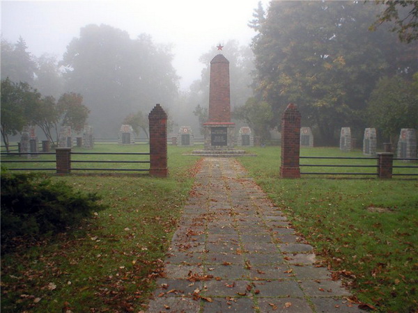 Воинское кладбище в городе Хайнерсдорф (общий вид)