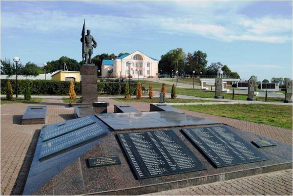 Братская могила в посёлке Лоев (общий вид)