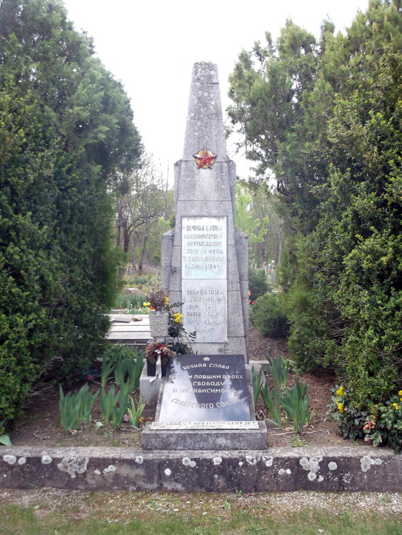 Братская могила в городе Кишуйсаллаш (общий вид)