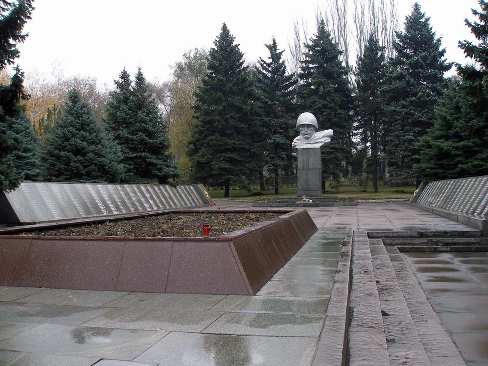Братская могила в городе Запорожье (общий вид)