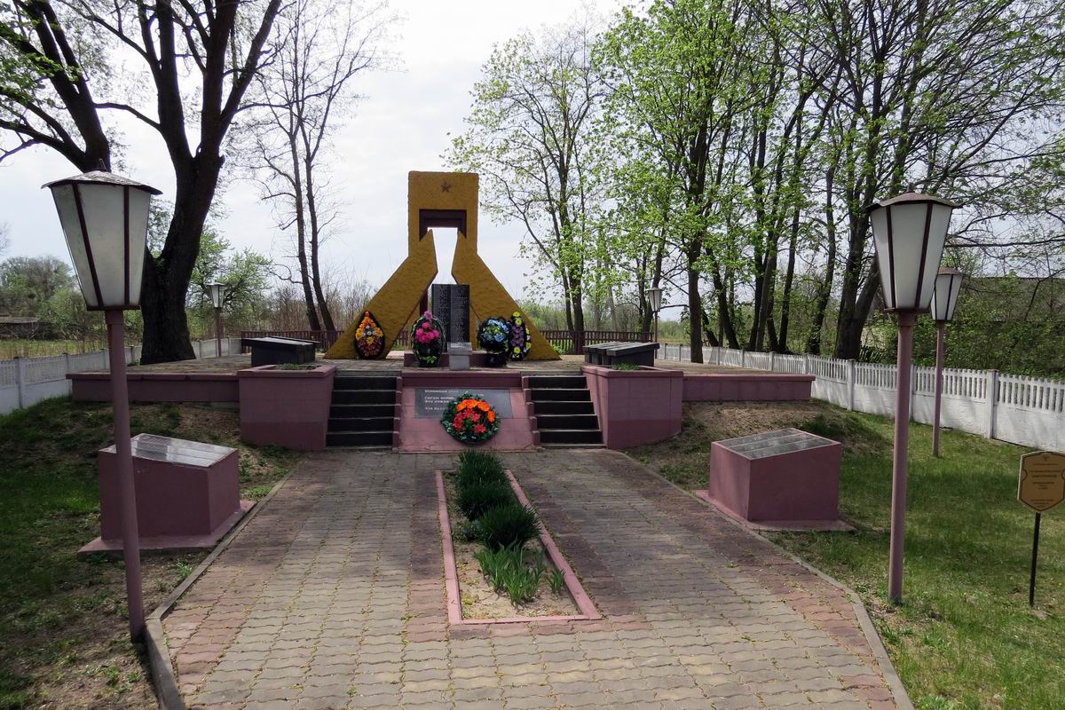Братская могила в деревне Галки (общий вид)