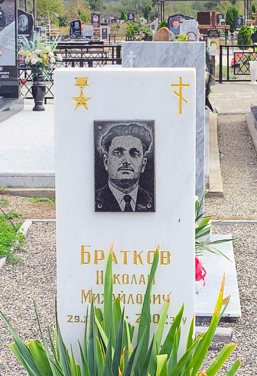 Надгробный памятник (вид 2)